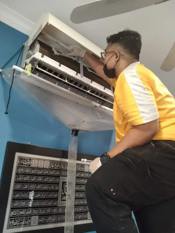 Kerja servis unit penyaman udara oleh Ahmad Cuci